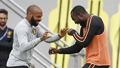 Asistent belgického koue Thierry Henry a Romelu Lukaku na tréninku.