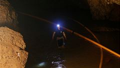 Záchranái v prostorách desetikilometrového jeskynního komplexu Tham Luang.