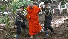 U jeskynní se zastavil i buddhistický mnich, který se s píbuznými pomodlil.