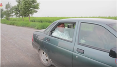Namačkaný v obyčejné Ladě. Vůdce KLDR Kim Čong-una zachytili v nečekaném vozidle