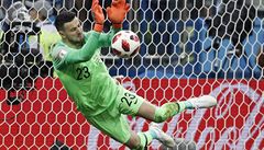 Chorvatský branká Danijel Subai chytá jednu z penalt v závreném rozstelu