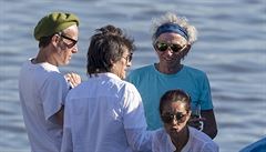�lenové britské skupiny Rolling Stones na palub� výletní lodi Calypso.
