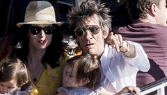 Ronnie Wood se svou tém o ticet let mladí manelkou a dcerami.