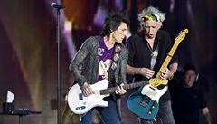 Kytaristé kapely Rolling Stones zleva Ronnie Wood a Keith Richards.