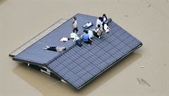 Lidé v Japonsku ekají na záchranu.