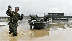 Záplavy sužují Japonsko. Podle vlády si vyžádaly už 81 obětí