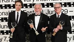 Robert Pattinson (vlevo), Jaromír Hanzlík, Barry Levinson (vpravo).