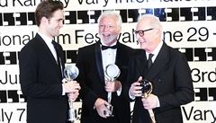 Robert Pattinson (vlevo), Jaromír Hanzlík, Barry Levinson (vpravo).