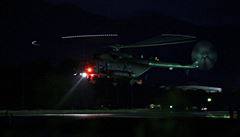 Vojenský vrtulník peváí dti vyprotné z jeskyn na severu Thajska.