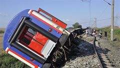 Nehoda vlaku na severozápad Turecka si vyádala 24 obtí.
