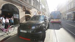 Osobní automobil zaparkovaný na kolejích způsobil dopravní kolaps v Praze 5.