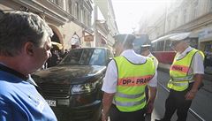 Osobní automobil zaparkovaný na kolejích zpsobil dopravní kolaps v Praze 5.