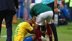 Neymar opt na zemi a mexický fotbalista jej zvedá zpt na nohy.