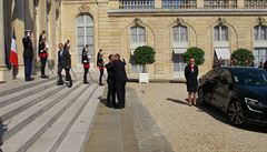 Prezident Emmanuel Macron se vítá v Elysejském paláci s premiérem Andrejem...