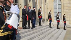 Emmanuel Macron pivítal Andreje Babie v Elysejském paláci.