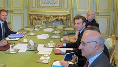 Prezident Emmanuel Macron ped jednáním s eským premiérem v Elysejském paláci.