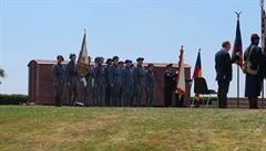 Vojáci v historických uniformách bhem slavnostního ceremoniálu v Darney.