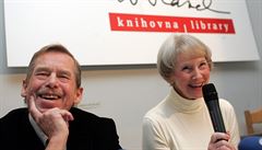 Dagmar Bure�ová s Václavem Havlem v Knihovn� Václava Havla (2004).