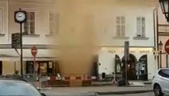 Snímek z videa, které zachycuje únik plynu v Masné ulici v Praze. Policie...