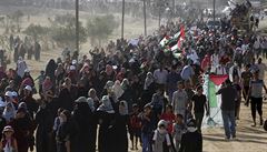 Tisíce palestinských en pochodovaly smrem k hranicím. Putovaly i se svými...