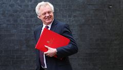 Britský ministr pro brexit Davis rezignoval. Důkaz chaosu ve vládě premiérky, tvrdí opozice