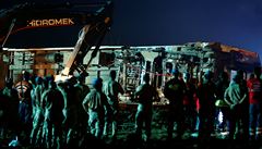 Záchranái pracují na odklízení trosek po vykolejení vlaku v Turecku.