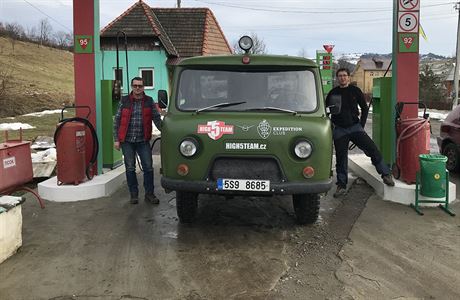 UAZ ere za dva, tankuje se tedy ze dvou stran