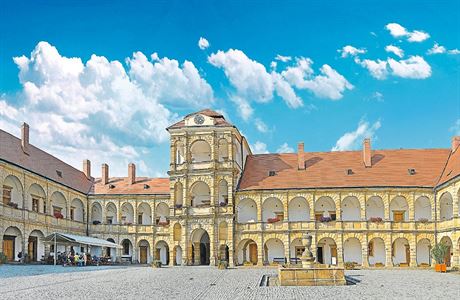Zámek v Moravské Tebové patí k nejvýznamnjím renesanním památkám stední...