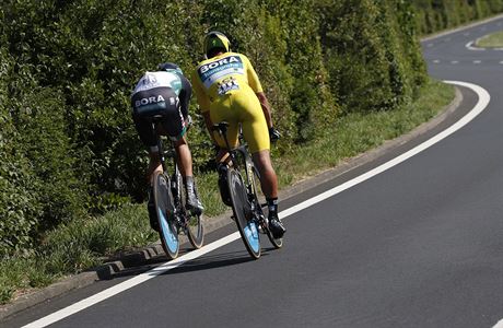 Týmová časovka Tour de France: žlutý Peter Sagan v problémech, pomáhá mu parťák...
