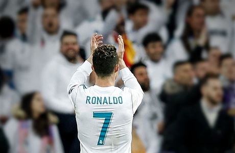Takhle se Cristiano Ronaldo louil s fanouky Realu Madrid po triumfu v Lize mistr.