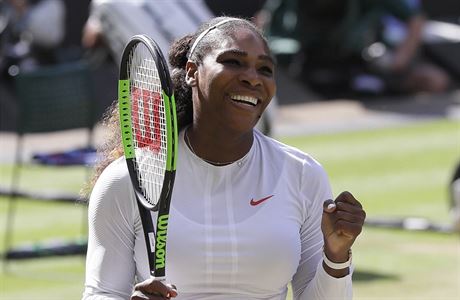 Serena Williamsová slaví postup do semifinále Wimbledonu 2018.