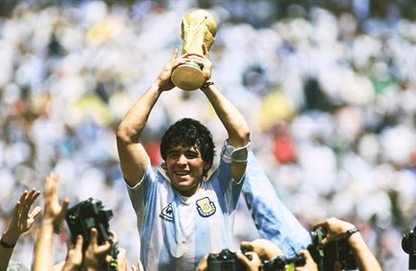 Diego Maradona slaví titul mistr svta v roce 1986.