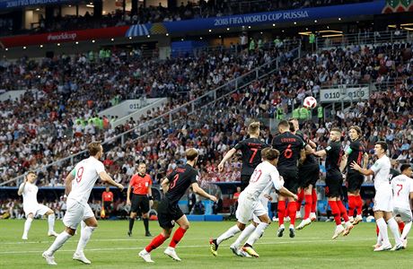 MS ve fotbale 2018, Chorvatsko vs. Anglie: Kieran Trippier se trefuje z pmho...
