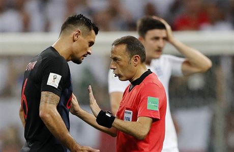 MS ve fotbale 2018, Chorvatsko vs. Anglie: Dejan Lovren diskutuje s Cuneytem...