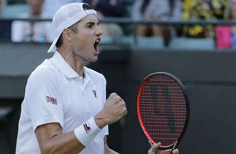 Amerian John Isner slav ve tvrtfinle Wimbledonu 2018.