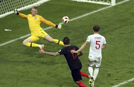 MS ve fotbale 2018, Chorvatsko vs. Anglie: Manduki prosteluje Pickforda.