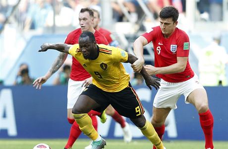 MS ve fotbale 2018, Belgie vs. Anglie: Romelu Lukaku bojuje o m Harrym...