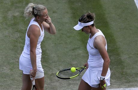 Kateina Siniakov a Barbora Krejkov bhem finle deblu na Wimbledonu 2018.