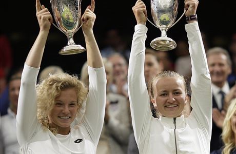 Kateina Siniaková a Barbora Krejíková slaví triumf ve finále deblu na...