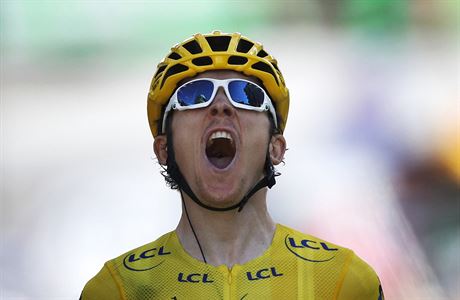 Brit Geraint Thomas slaví vítzství ve 12. etap Tour de France 2018 s vrcholem...