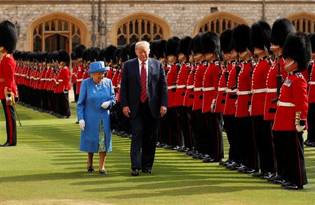 Prezident Donald Trump s královnou Albtou II. bhe loské návtvy Británie.