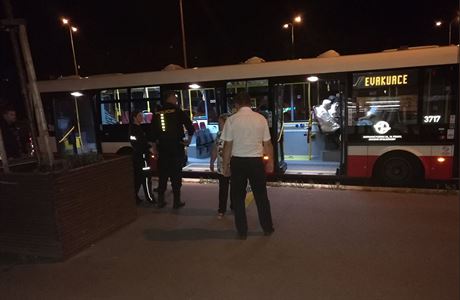 Dopravn podnik pistavil k nedalek stanici metra Hje evakuan autobus.
