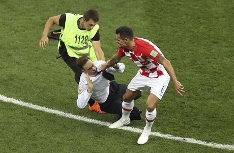 Chrovatsk obrnce Dejan Lovren sloil jednoho z len skupiny Pussy Riot sm.