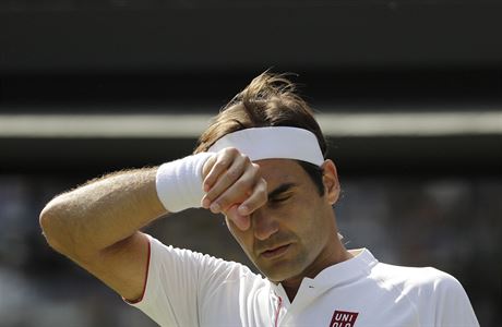 Unavený Roger Federer v dlouhém ptisetovém utkání s Kevinem Andersonem