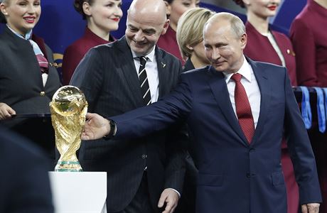 Vladimir Putin s trofejí pro vítze mistrovství svta v Rusku