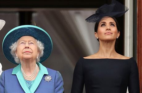 Královna Albta II a vévodkyn ze Sussexu Meghan pozorují oblohu.