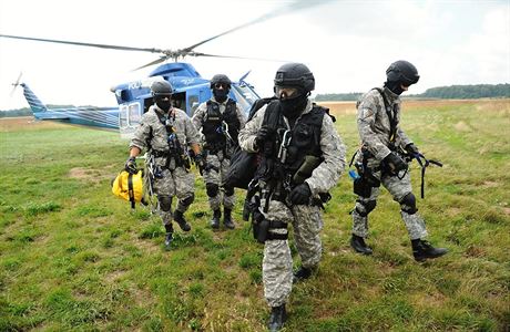 Policisté ze zásahové jednotky bhem cviení LETEC 2018.