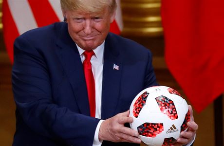 Dar ruského prezidenta americkému - fotbalový mí.