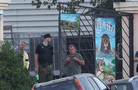 Celníci a policisté zasahovali 16. ervence 2018 ve stedoeském Zooparku Ba,...