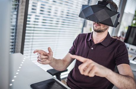 Nové brýle pro virtuální realitu umí zachycovat pohyby rukou nositele.